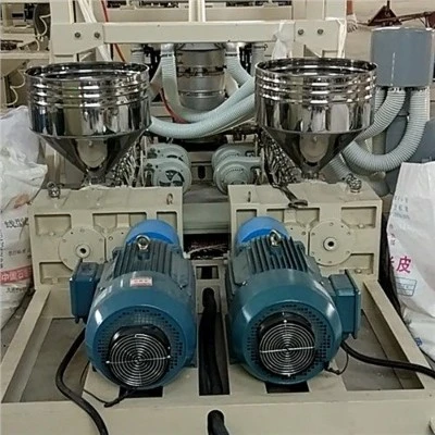 Machine à film soufflé à deux vis